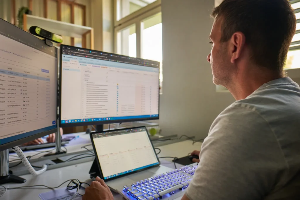 SEO-Experte von cloudWEB analysiert Website-Rankings für Kunden aus Kreuzlingen