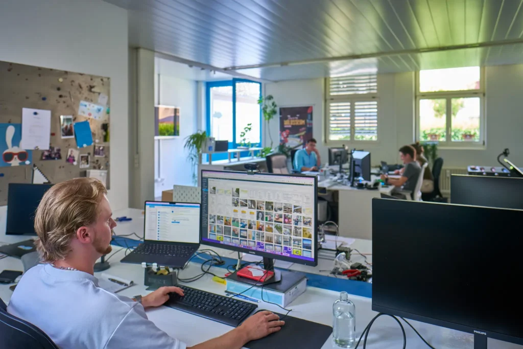 Mitarbeitende von cloudWEB bei der Webentwicklung im Agenturbüro