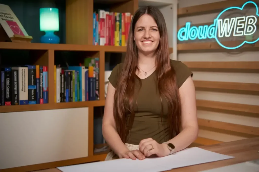 Debora kümmert sich im digitalen Marketing um die Social Media Kampagnen für B2B Unternehmen