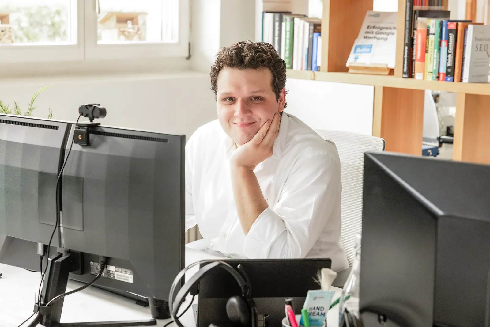 Alexander, Online-Marketing-Spezialist bei cloudWEB, an seinem Arbeitsplatz