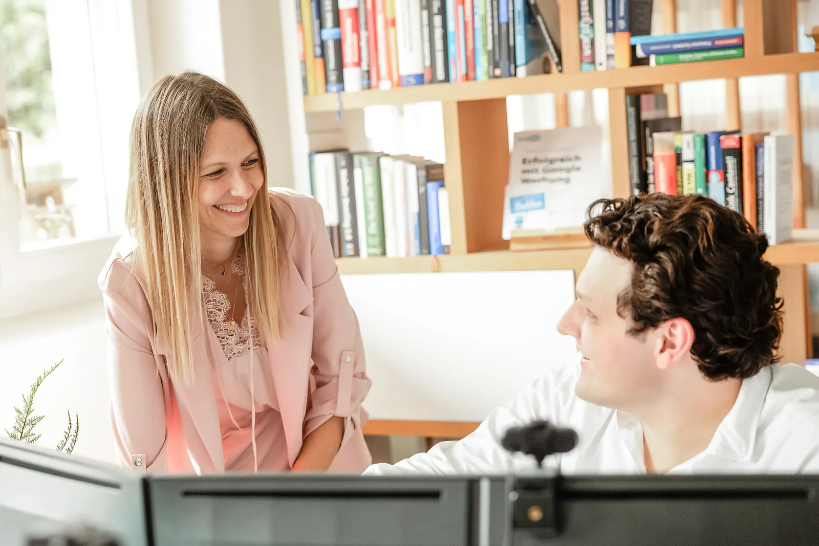 Martina Bernet, Inhaberin von cloudWEB, im Gespräch mit Alexander, Online-Marketing-Spezialist, am Arbeitsplatz
