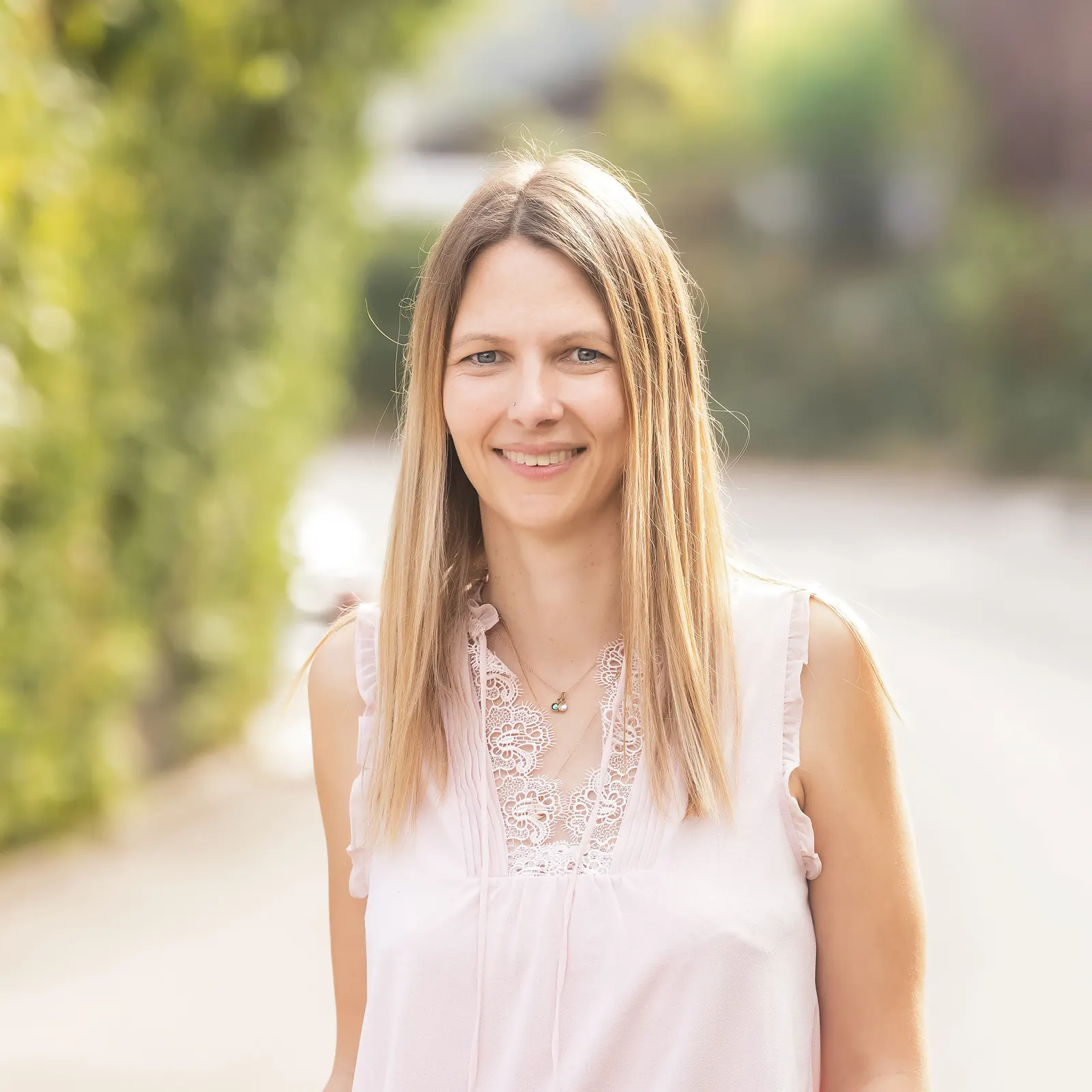 Martina Bernet, Inhaberin von cloudWEB, am Heckenweg