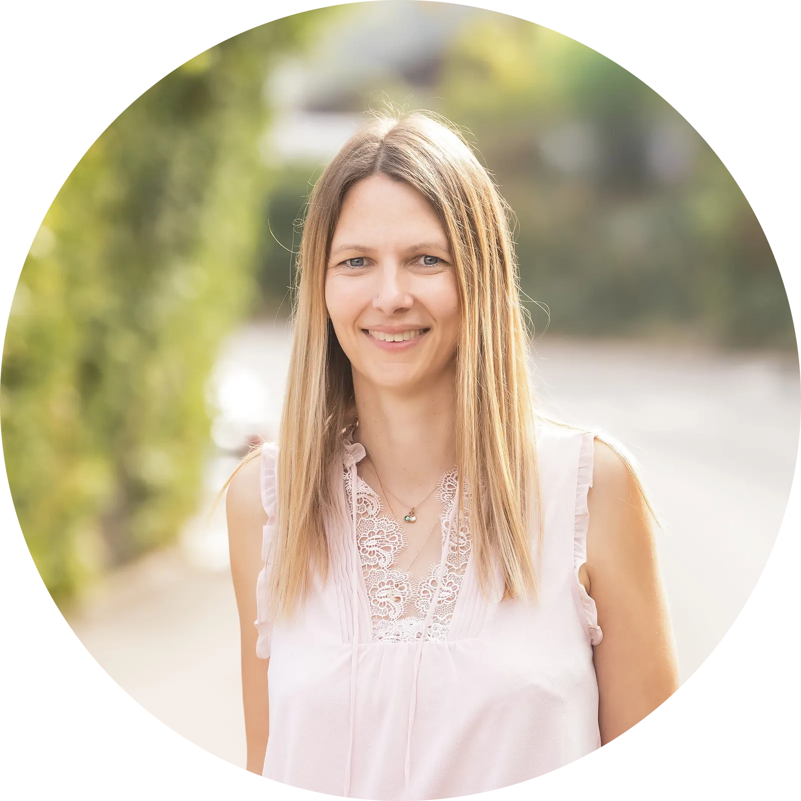 Martina Bernet, Inhaberin von cloudWEB, am Heckenweg