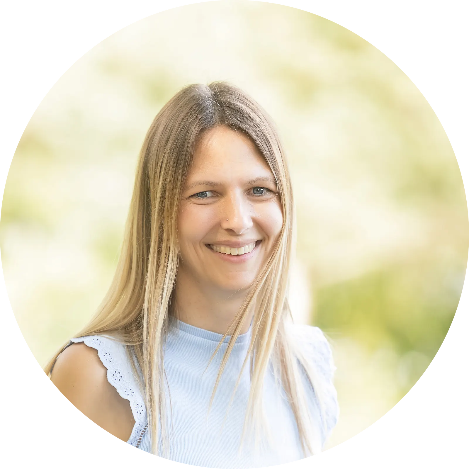 Martina Bernet, Inhaberin von cloudWEB, auf einem hellen Parkweg