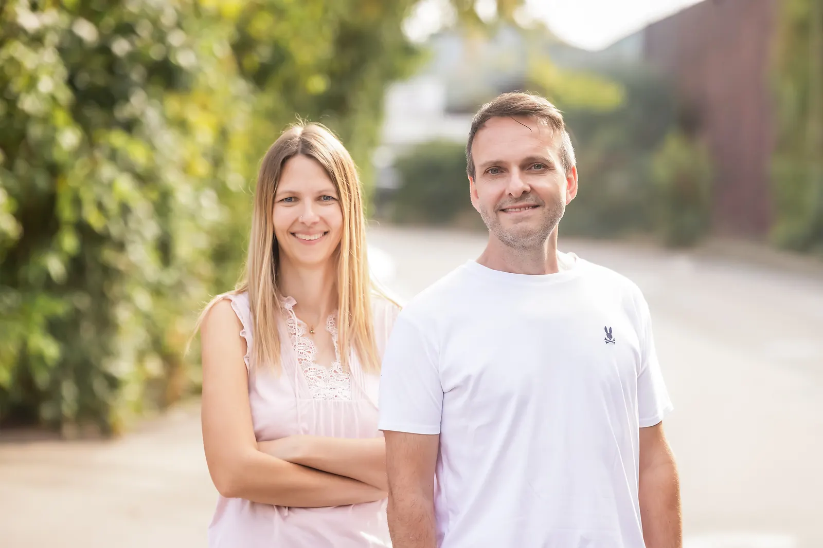 Thomas Hasenfratz, Inhaber, und Martina Bernet, Inhaberin von cloudWEB, an einem Heckenweg