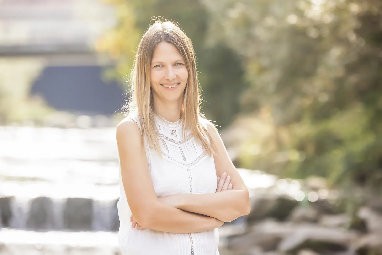 Martina Bernet, Inhaberin von cloudWEB, vor dem Wehr