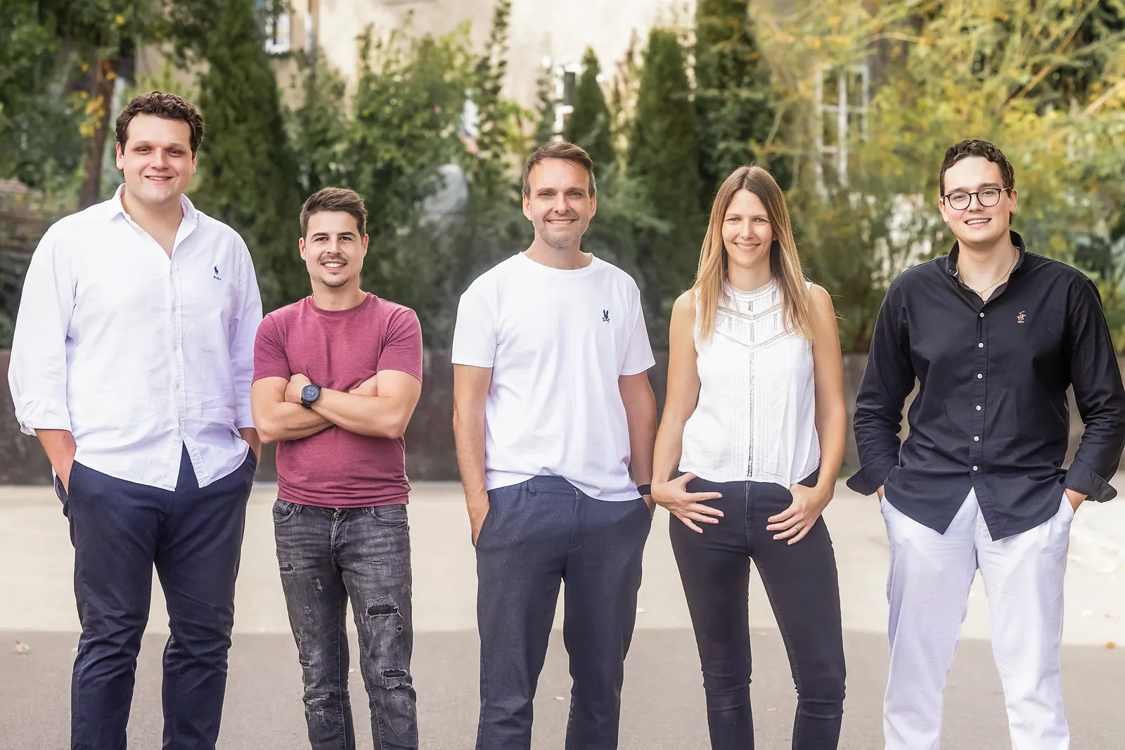 Das cloudWEB-Team in einer Reihe auf der Strasse: Alexander, Online-Marketing-Spezialist, Roman, Paid Search, Thomas Hasenfratz, Inhaber, Martina Bernet, Inhaberin, und Christoph, Projektleitung Web & Digital