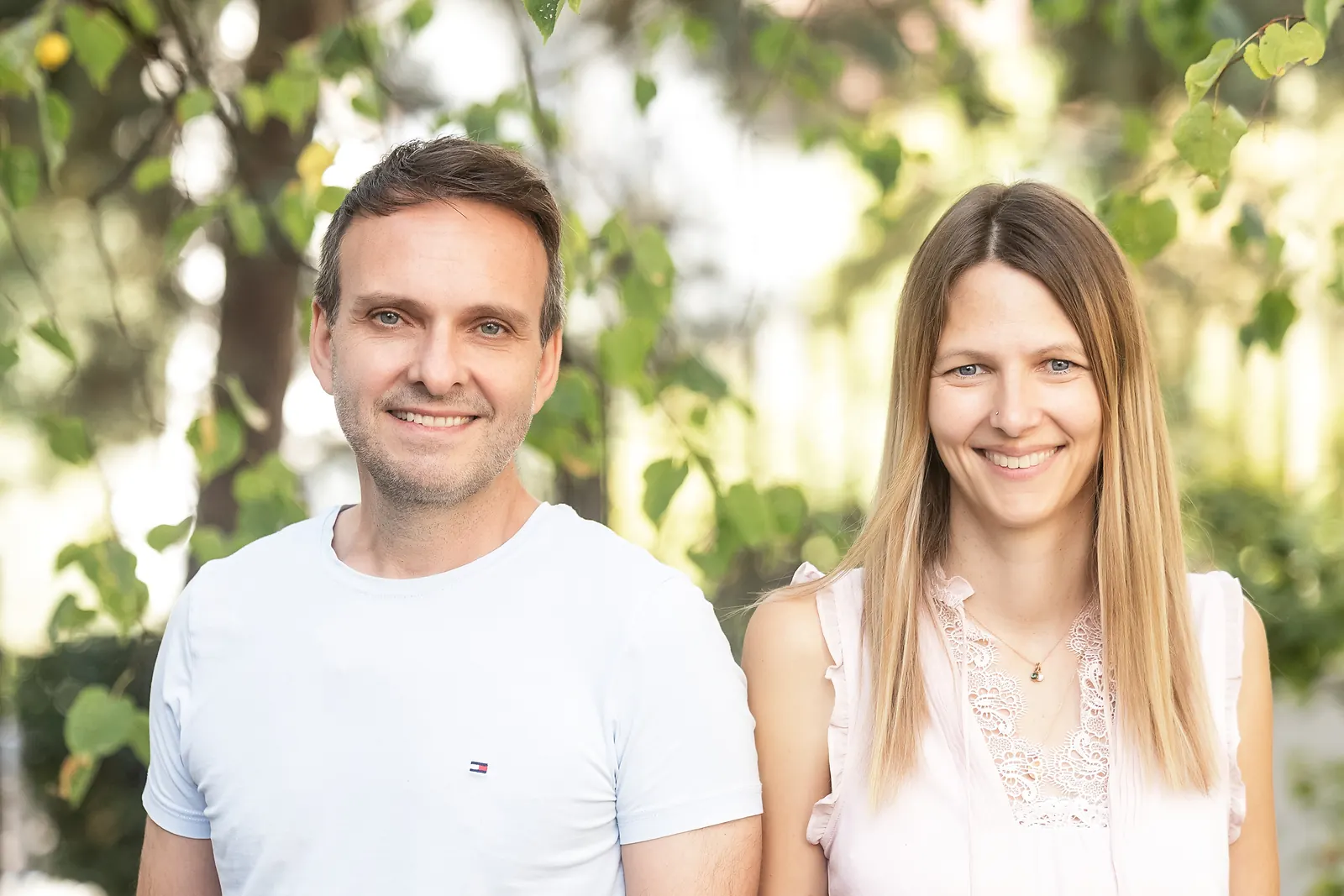 Thomas Hasenfratz, Inhaber, und Martina Bernet, Inhaberin von cloudWEB, stehend im Park unter einem Baum