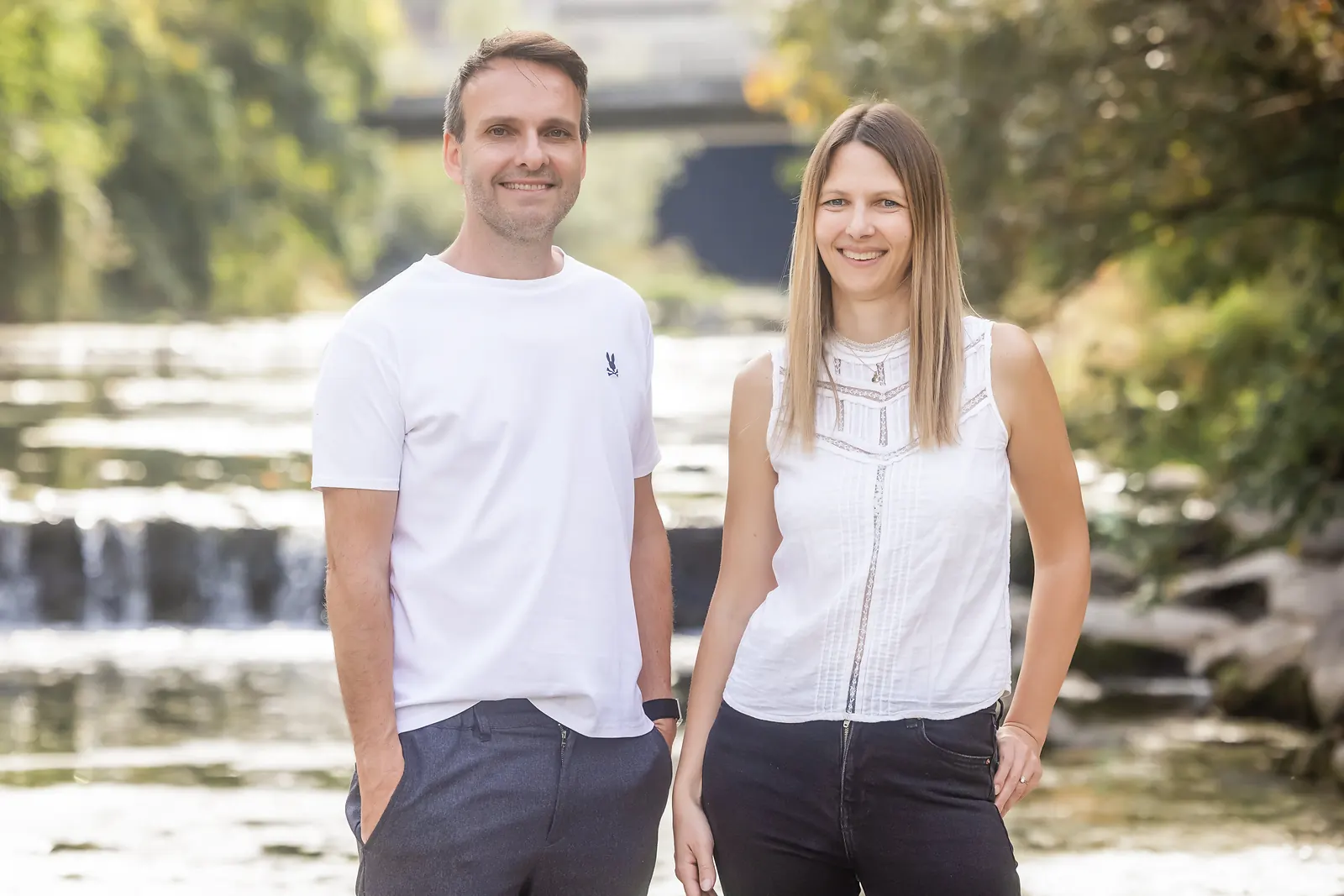 Thomas Hasenfratz, Inhaber, und Martina Bernet, Inhaberin von cloudWEB, vor dem Wehr