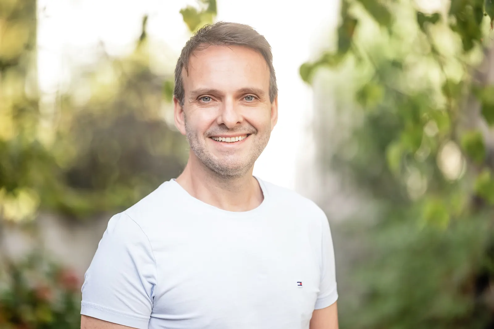 Thomas Hasenfratz, Inhaber von cloudWEB, im Park