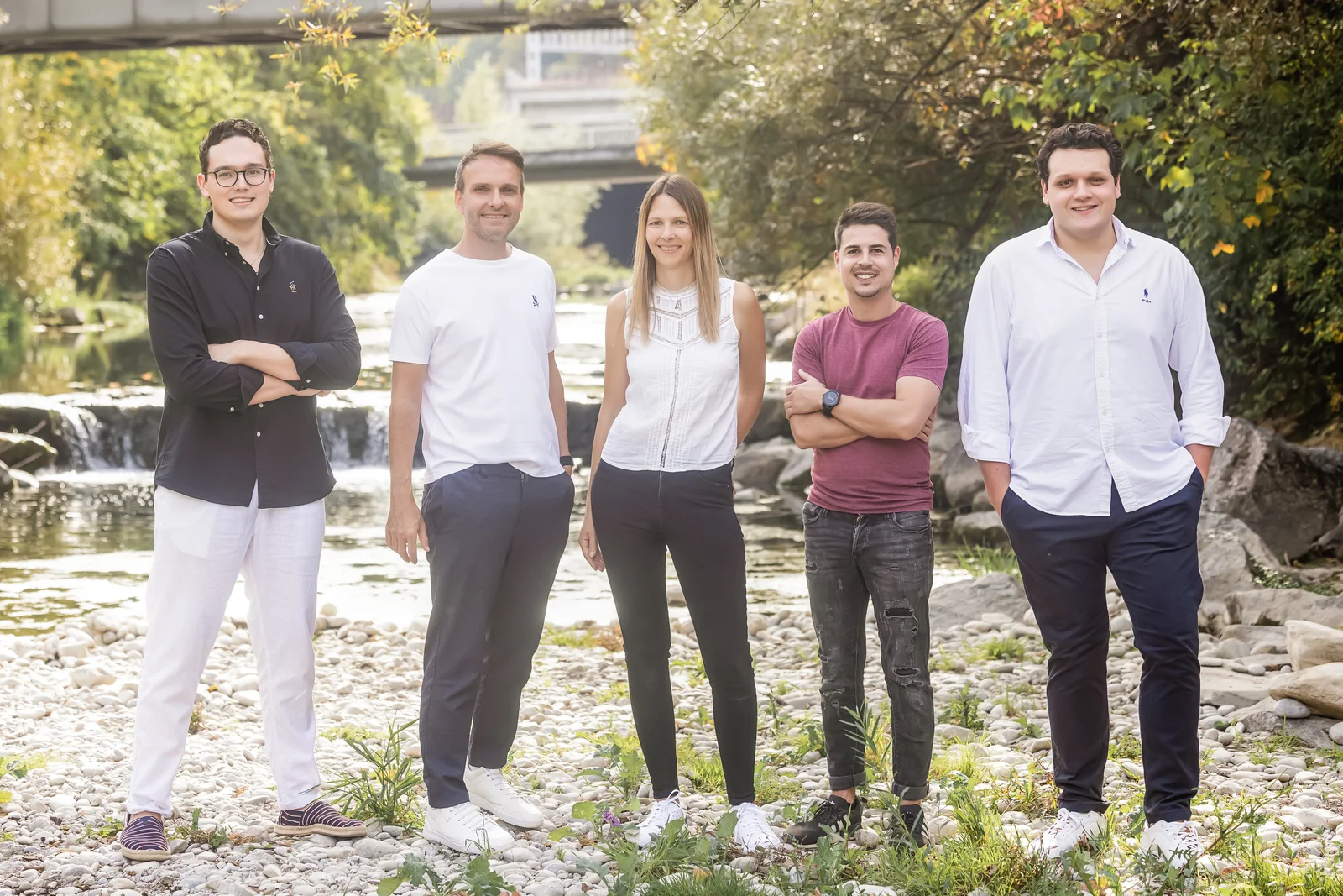 Fünf Personen aus dem cloudWEB-Team stehen am Flussufer