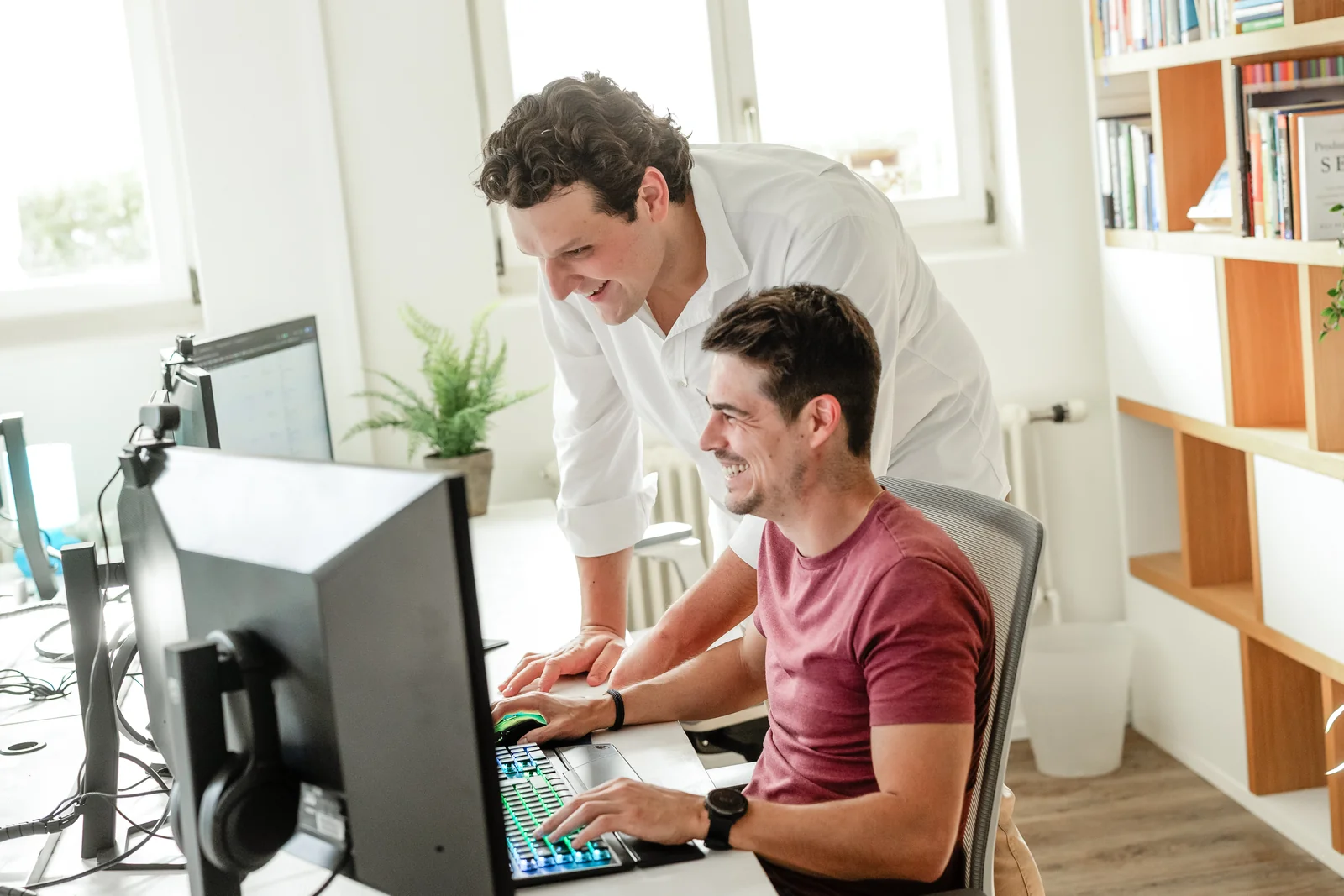 Zwei Personen aus dem cloudWEB-Team arbeiten gemeinsam am Bildschirm