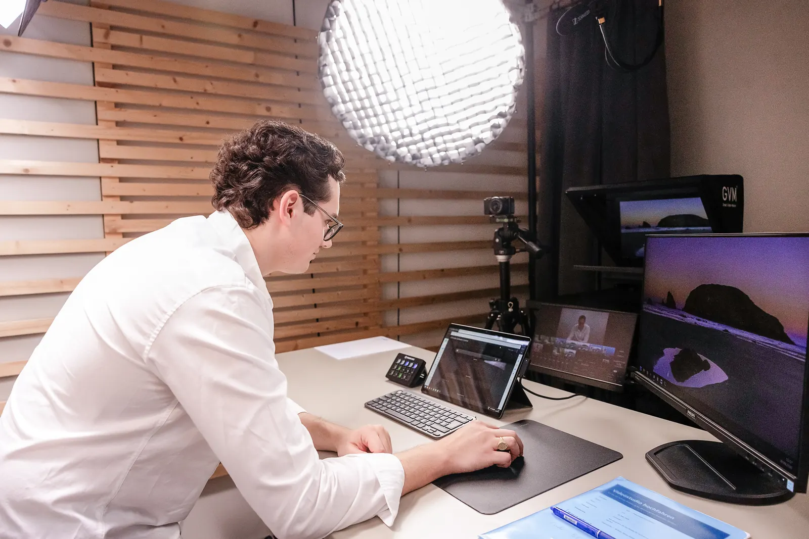 Christoph, Projektleitung Web & Digital bei cloudWEB, arbeitet im Studio an Laptop und Bildschirmen