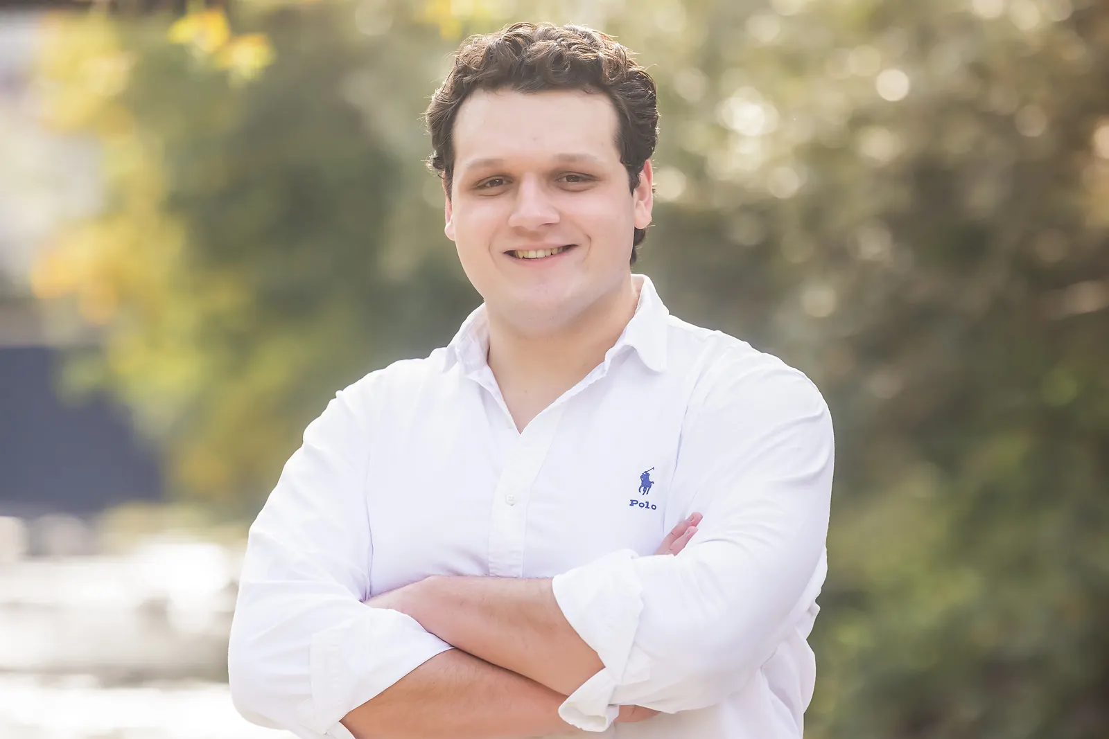 Alexander, Online-Marketing-Spezialist bei cloudWEB, am Flussufer