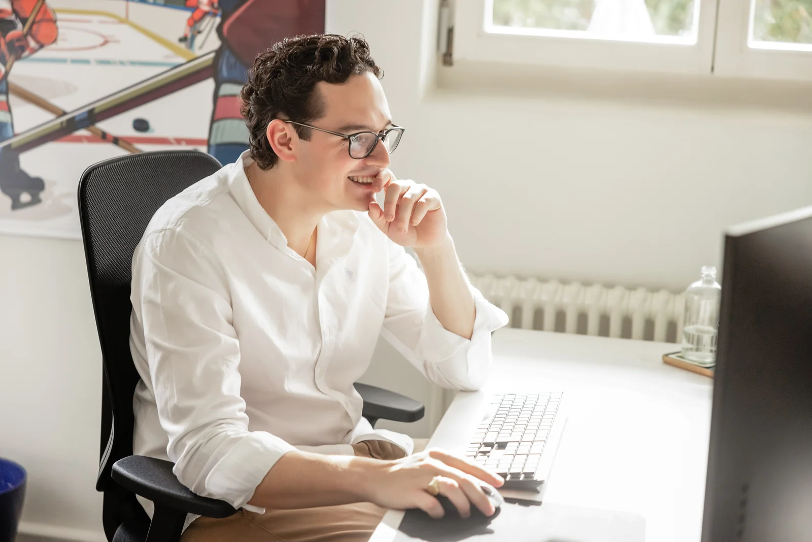 Ein Mitarbeiter von cloudWEB arbeitet nachdenklich an seinem Bildschirm