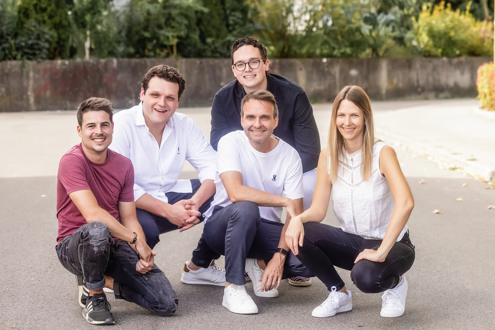 Fünf Personen aus dem cloudWEB-Team auf einer Strasse im Freien