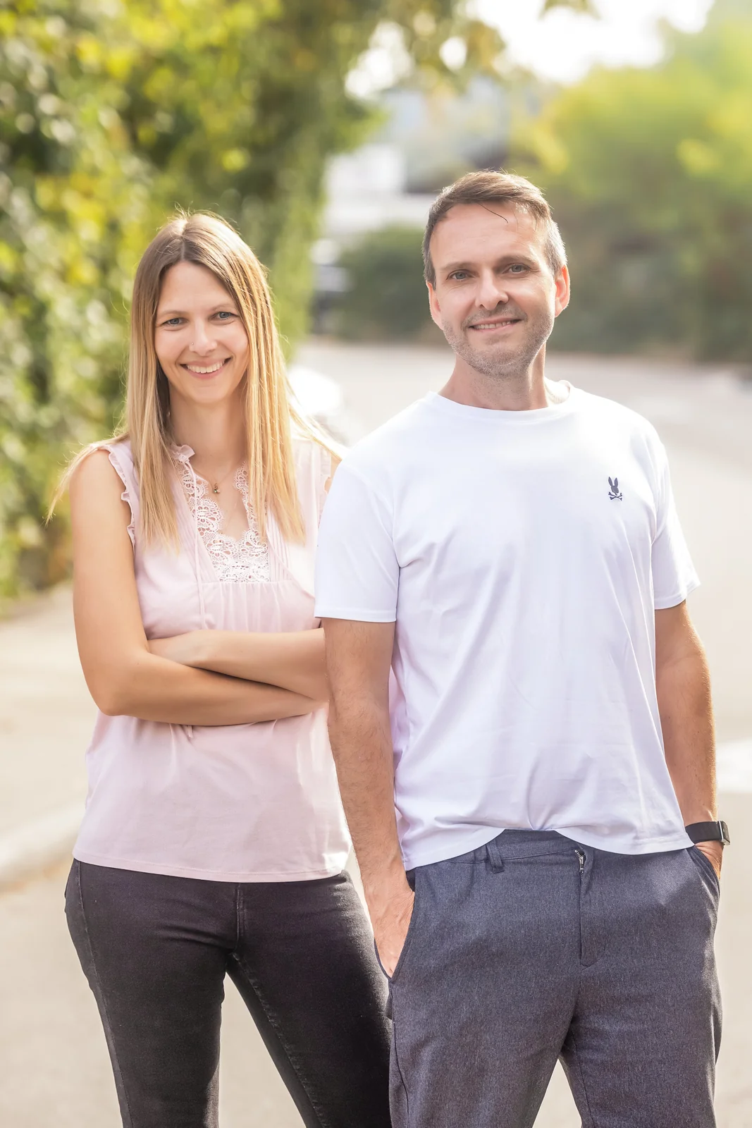 Martina Bernet, Performance & Tracking, und Thomas Hasenfratz, Inhaber & SEO-Spezialist, stehen auf einer Strasse im Grünen